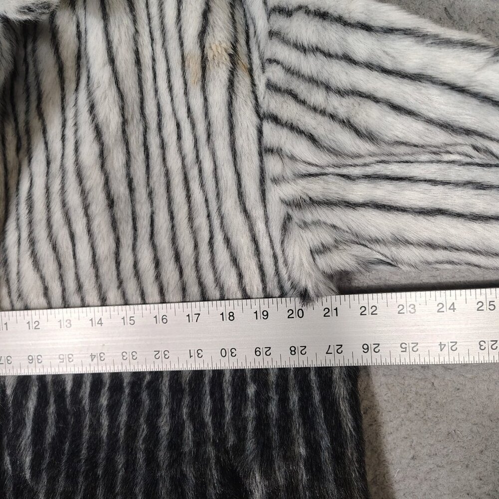 St. John Jacket Women's 12 Black White Striped Faux Fur Lined  Fuzzy Maximalist - Picture 8 of 13